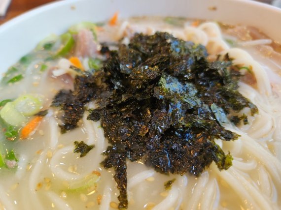 고기국수에 김가루를 얹어서 먹으면 또다른 맛을 느낄 수 있다. 국수마당 본점은 김가루를 첨가해 먹는 방법은 처음으로 제안한 곳으로 알려졌다./뉴스1
