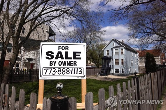 매물로 나온 미국 시카고의 한 주택 CHICAGO, ILLINOIS - APRIL 26: A home is offered for sale on April 26, 2022 in Chicago, Illinois. According to the S&P CoreLogic Case-Shiller national home price index, home prices in the U.S. increased 19.8% in February year over year. Scott Olson/Getty Images/AFP == FOR NEWSPAPE