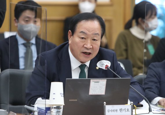 국감장서 '군대 짬밥' 서열 따진 민주당 의원, 대체 왜?