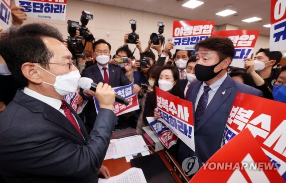 20일 오후 국회 법제사법위원회에서 김도읍 법사위원장이 대검찰청에 대한 국정감사를 강행하려 하자 더불어민주당 의원들이 위원장석을 둘러싸고 거세게 항의하고 있다. 사진=연합뉴스