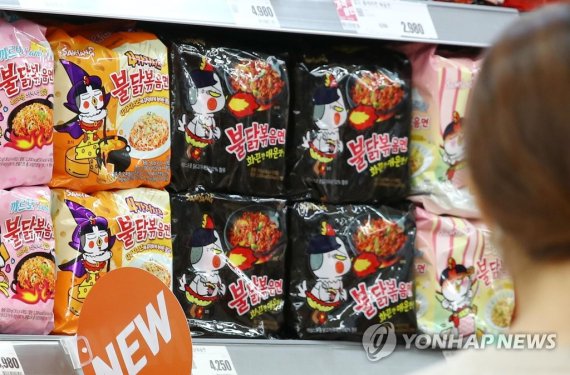 삼양 불닭볶음면 9년 만에 30억 개 팔린 '불닭볶음면' (서울=연합뉴스) 이재희 기자 = 28일 삼양식품은 '불닭볶음면' 상품의 누적 판매량이 30억 개를 돌파했다고 밝혔다. 2012년 출시된 불닭볶음면은 '중독성 있는 매운맛'으로 입소문을 타며 2017년 누적 판매량 10억 개, 2019년 20억 개를 기록한 데 이어 출시 9년 만인 올해 30억 개 고지에 올랐다. 사진은 이날 서울 시내의 한 대형마트에 진열된 불닭볶음면. 2021.6.28 scape@yna.co.kr (끝)