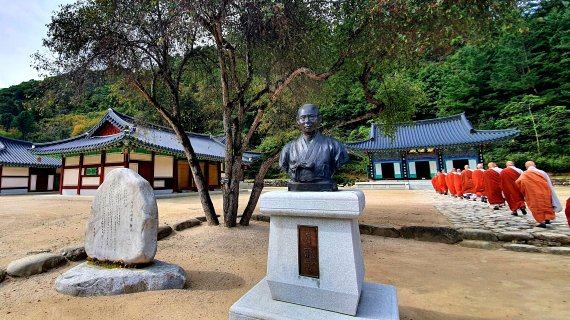 백담사 경내. 한용운 선생의 흉상 옆으로 스님들이 지나가고 있다. 옆의 시비 제목은 ‘나룻배와 행인’이다. 행인(임)을 기다리는 나룻배(나)의 마음을 읊었다.