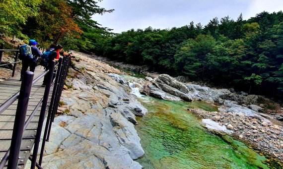 수렴동계곡이 시작되는 황장폭포. 작은 폭포와 옥빛 물웅덩이가 주렁주렁 이어진다.
