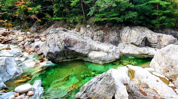 수렴동계곡의 사미소(沙彌沼). 옥빛 물이 담긴 바위에 어린 스님(沙彌僧)이 앉아 어머니를 그리워했다는 전설이 있다.