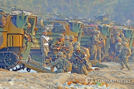장갑차에서 나오는 해병대원 장갑차에서 나오는 해병대원 (포항=연합뉴스) 손대성 기자 = 24일 경북 포항시 북구 송라면 해안에서 한 여단급 합동 상륙훈련의 하나로 한국형 상륙돌격장갑차(KAAV)에서 해병대원이 밖으로 나오고 있다. 2022.5.24 sds123@yna.co.kr (끝)