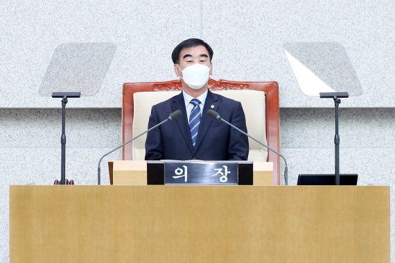 염종현 경기도의회 의장이 21일 본회의 개회사를 통해 추경예산안 불발에 대해 "도민께 죄송하다"는 입장을 밝혔다.