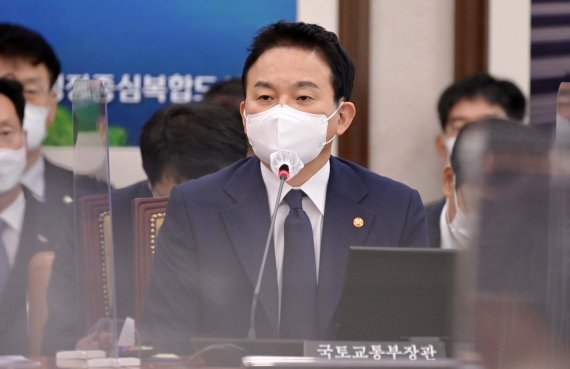 원희룡 국토교통부 장관이 21일 서울 여의도 국회에서 열린 국토교통위원회의 국토교통부, 행정중심복합도시건설청, 새만금개발청에 대한 종합국정감사에 출석해 의원들의 질의에 답하고 있다. /사진=뉴시스화상