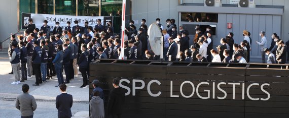 17일 오후 경기 평택시 팽성읍 SPL 평택공장 앞에서 열린 평택 제빵공장 사망사고 희생자 추모제에서 현장 근로자 및 관계자들이 조문을 하고 있다. 지난 15일 경기 평택시 SPC계열 SPL 평택공장에서 일하던 20대 여성이 소스배합기 기계에 몸이 끼어 숨지는 사고가 발생했다. 경찰은 해당 사업장에 대해 중대재해처벌법 적용 여부를 확인하고 있다. 2022.10.17/뉴스1 ⓒ News1 김영운 기자