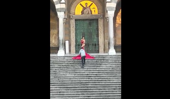 17일(현지시간) 이탈리아 아말피 성당 앞에서 영국 여성이 나체로 사진을 찍기 위해 포즈를 잡고 있다. Amalfinotizie 페이스북 갈무리