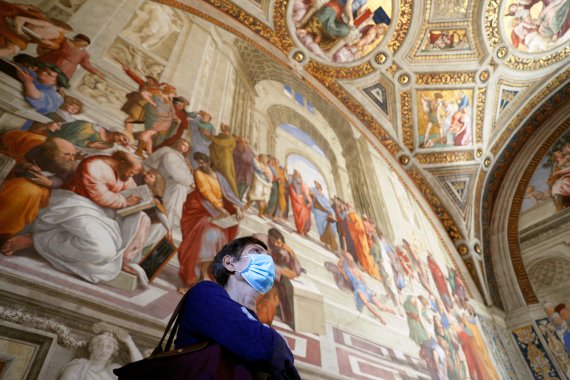 코로나19 방역 완화로 운영을 재개한 2020년 6월 바티칸에서 한 여성 관광객이 마스크를 착용한 채 바티칸 박물관을 방문해 관람하고 있다. ⓒ 로이터=뉴스1 ⓒ News1 김성식 기자