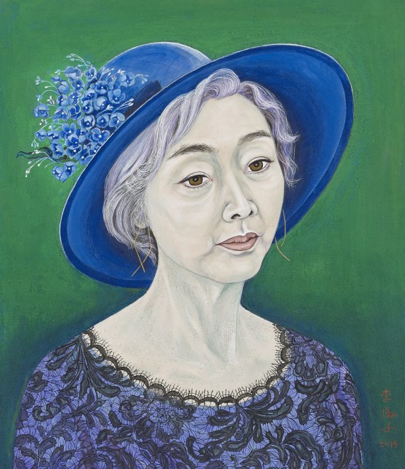 이숙자, 푸른 모자를 쓴 작가의 초상 A portrait of an artist in a blue hat 2019 53.0x45.5cm 순지5배접, 암채 Stone color on Korean paper(선화랑 제공).