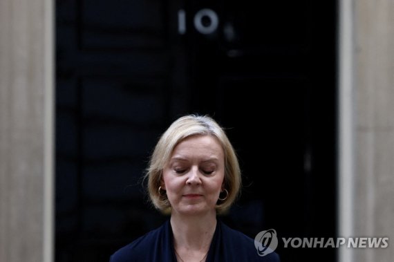 사임을 발표하는 리즈 트러스 영국 총리 British Prime Minister Liz Truss announces her resignation, outside Number 10 Downing Street, London, Britain October 20, 2022. REUTERS/Henry Nicholls