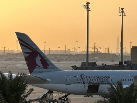 14일(현지시간) 카타르 하마드 국제공항의 항공기에 '2022 카타르 월드컵' 홍보 문구가 적혀있다. 2022.10.14/뉴스1 ⓒ 로이터=뉴스1 ⓒ News1 김민수 기자