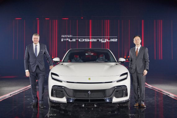 [서울=뉴시스]페라리 푸로산게. (사진 왼쪽부터)페라리 극동 및 중동지역 디터 넥텔 총괄 지사장과 FMK 페라리 브랜드 총괄 김진영 이사.(사진=FMK 제공) 2022.10.21 photo@newsis.com
