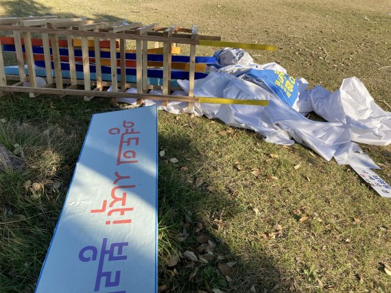 20일 오후 부산 영도구 아미르 공원에 영도다리축제에 사용된 것으로 추정되는 현수막과 구조물이 버려져 있다. 현재는 영도구청이 모두 정리해 사라진 상태다.2022.10.20/뉴스1 백창훈 기자