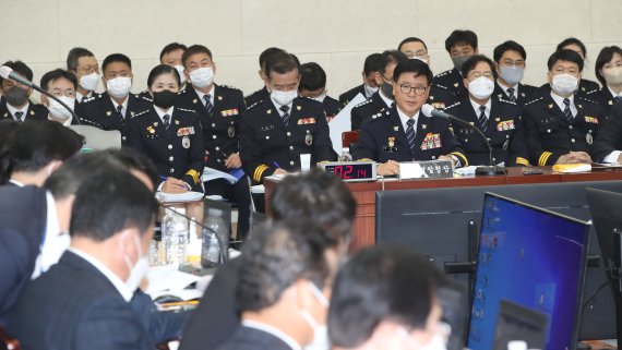 이상률 제주경찰청장이 21일 오후 제주도청에서 열린 국회 행정안전위원회의 제주경찰청 국정감사에서 의원 질의에 답변하고 있다. 2022.10.21/뉴스1 ⓒ News1 오현지 기자