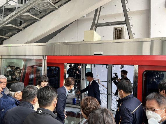 21일 강원 화천 백암산 케이블카 개장식을 마친 뒤 최문순 화천군수가 케이블카에 오르는 정광열 강원도경제부지사를 안내하고 있다. 2022.10. 21 /뉴스1 ⓒ News1 한귀섭 기자
