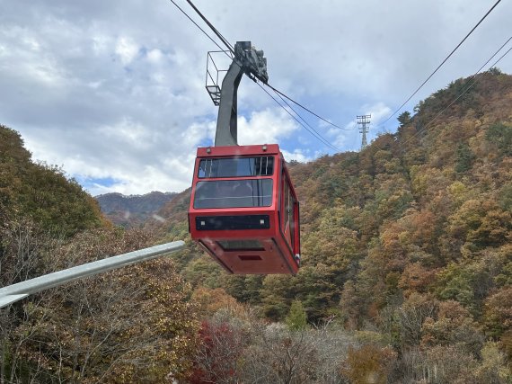 21일 강원 화천 백암산 케이블카 개장식을 마친 뒤 정광열 강원도경제부지사, 최문순 화천군수 등 주요 내빈을 태운 케이블카가 정상으로 향하고 있다. 2022. 10. 21 / 뉴스1 ⓒ News1 한귀섭 기자