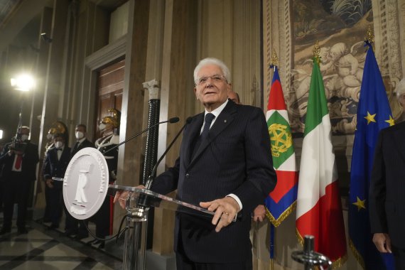 [로마(이탈리아)=AP/뉴시스]세르조 마타렐라 이탈리아 대통령이 21일(현지시간) 대통령 관저이 로마퀴리날레 궁에서 조르자 멜로니 이탈리아형제들(FdI) 대표를 신임 총리로 지명했다. 2022.10.21.