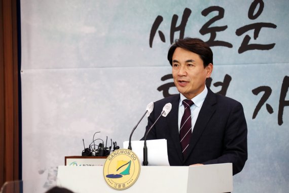 김진태 강원지사가 21일 도청 브리핑룸에서 기자회견을 열고 강원중도개발공사에 대한 보증채무 상환계획과 관련한 설명을 하고 있다.(강원도 제공) 2022.10.21/뉴스1