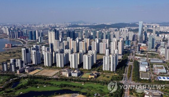인천 송도국제도시 투기과열지구 해제된 인천 송도국제도시 (인천=연합뉴스) 윤태현 기자 = 21일 오후 인천시 연수구 송도국제도시에 고층 아파트 건물들이 우뚝 솟아 있다. 국토교통부는 26일부터 세종시와 인천 연수·남동·서구 등 4곳을 투기과열지구에서 해제할 방침이라고 밝혔다. 2022.9.21 tomatoyoon@yna.co.kr (끝)