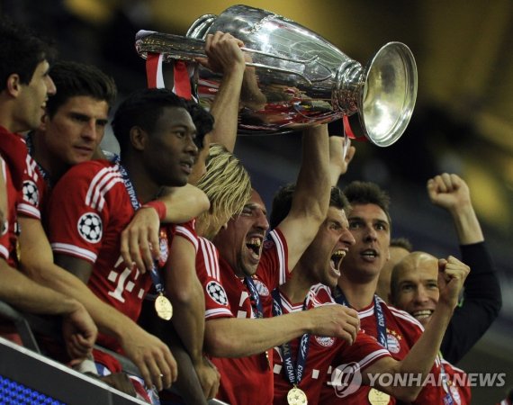 2013년 유럽축구연맹 챔피언스리그 트로피를 든 리베리 epa10256846 (FILE) - Bayern Munich's Franck Ribery (C) and his teammates celebrate with the trophy after the UEFA Champions League final between Borussia Dortmund and Bayern Munich at Wembley Stadium in London, Britain, 25 May 2013 (reissued 21 October 2022). Ribery on