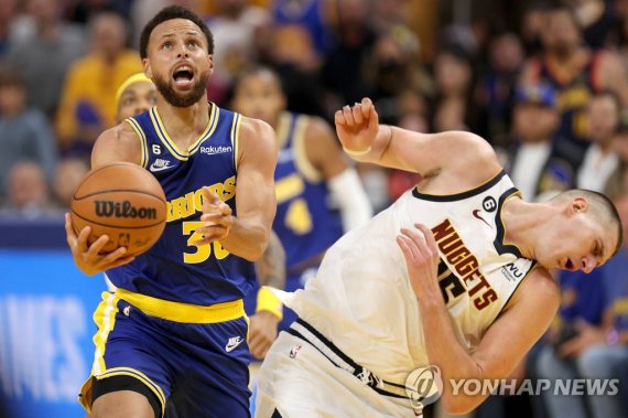 니콜라 요키치 앞에서 슈팅을 시도하는 커리 SAN FRANCISCO, CALIFORNIA - OCTOBER 21: Stephen Curry #30 of the Golden State Warriors goes up for a shot on Nikola Jokic #15 of the Denver Nuggets at Chase Center on October 21, 2022 in San Francisco, California. NOTE TO USER: User expressly acknowledges and agrees that, by 