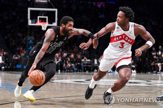 브루클린 네츠의 카이리 어빙 Oct 21, 2022; Brooklyn, New York, USA; Brooklyn Nets guard Kyrie Irving (11) drives on Toronto Raptors forward O.G. Anunoby (3) during the fourth quarter at Barclays Center. Mandatory Credit: Dennis Schneidler-USA TODAY Sports