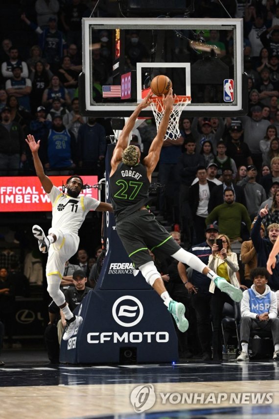 덩크 시도하는 뤼디 고베르 Oct 21, 2022; Minneapolis, Minnesota, USA; Minnesota Timberwolves center Rudy Gobert (27) is fouled by Utah Jazz guard Mike Conley (11) during overtime at Target Center. Mandatory Credit: Nick Wosika-USA TODAY Sports