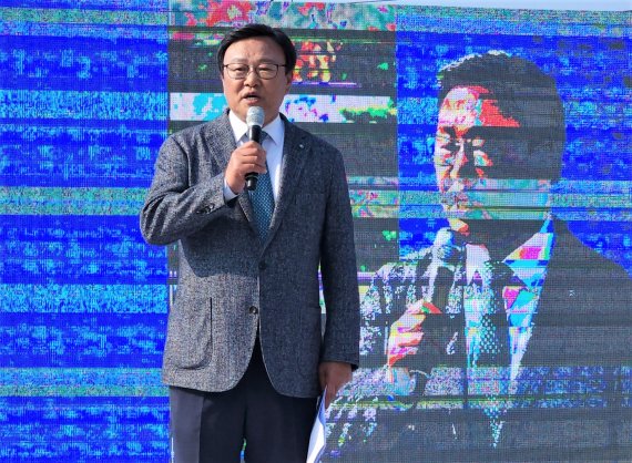 [원주=뉴시스] 이덕화 기자 = 22일 강원 원주시 지정면 간현관광지 제2주차장에서 '제1회 치악산 고구마 축제' 개막식이 열린 가운데 원경묵 원주농협 조합장이 개회를 선언하고 있다. 고구마는 조선후기 이조판서, 평안도 관찰사 등을 엮임한 조엄 선생이 통신사로 일본에 갔을때 종자를 가져와 재배하면서 가난한 백성들의 굶주림을 해결했다. 2022.10.05. wonder8768@newsis.com