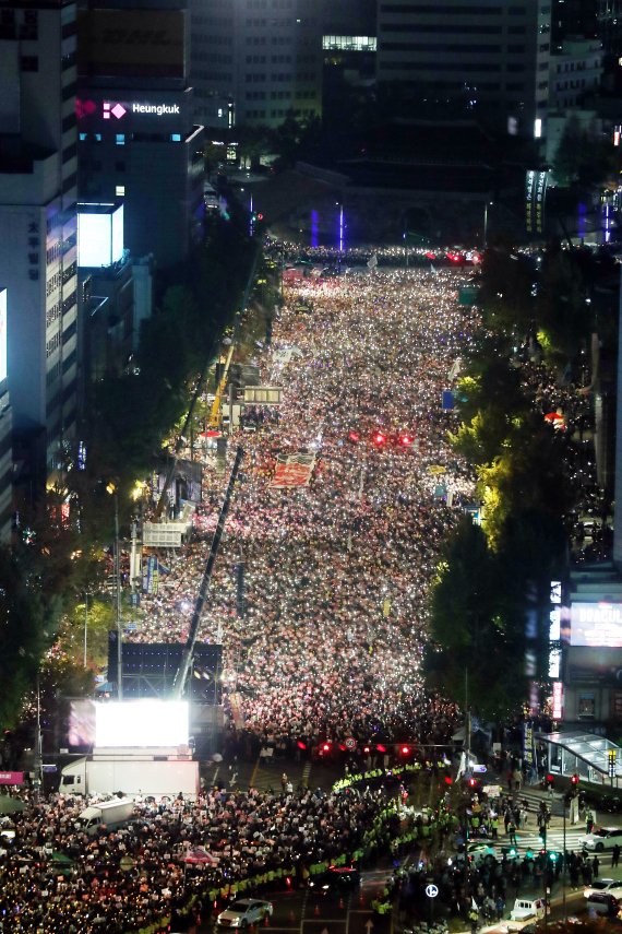 [서울=뉴시스] 조성봉 기자 = 22일 오후 서울 중구 태평로에서 열린 촛불행동 김건희 특검 윤석열 퇴진 11차 전국집중 촛불대행진에서 참가자들이 촛불을 들고 구호를 외치고 있다. 2022.10.22. suncho21@newsis.com <저작권자ⓒ 공감언론 뉴시스통신사. 무단전재-재배포 금지.> /사진=뉴시스화상