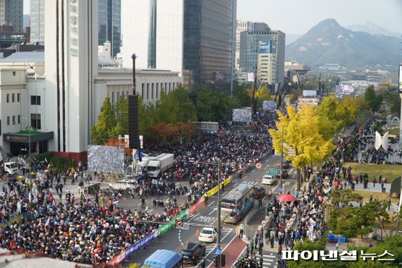 22일 중구 태평로 일대에서 자유통일당 등 보수단체가 '자유통일 주사파 척결 국민대회'를 열고 있다./사진=김동규 기자