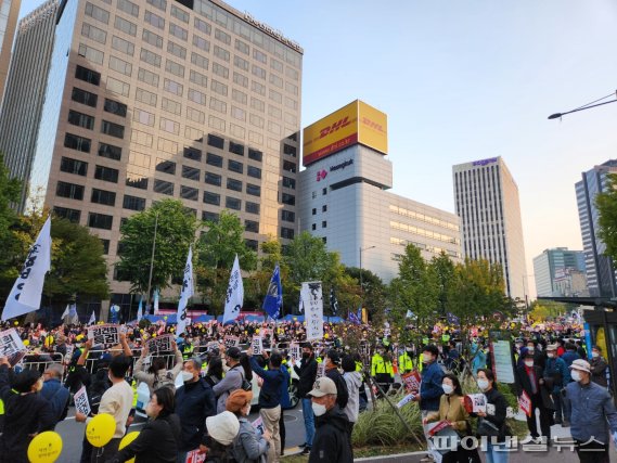 22일 중구 태평로 일대에서 촛불승리전환행동 등 진보단체가 '윤석열 정부 규탄 집회'를 열고 있다./사진=김동규 기자