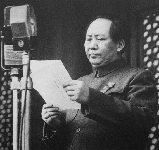 천안문 망루에 올라 공산 중국 성립을 선언하고 있는 마오쩌둥 - 중국공산당신문망 갈무리.