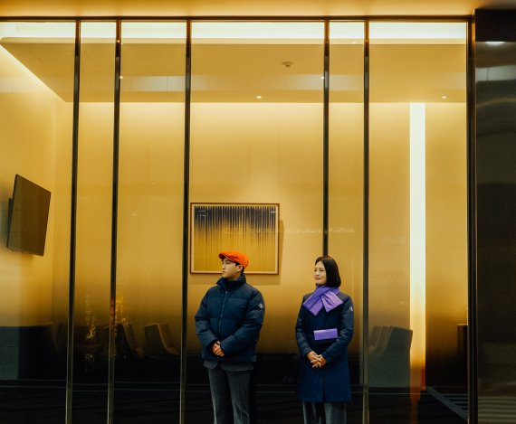 발렛라운지에서 직원들이 새로운 유니폼을 입고 근무를 하는 모습(롯데백화점 제공)