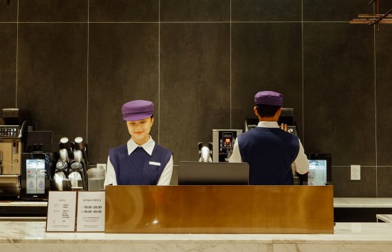 VIP 바에서 직원이들이 새로운 유니폼을 입고 근무를 하는 모습(롯데백화점 제공)