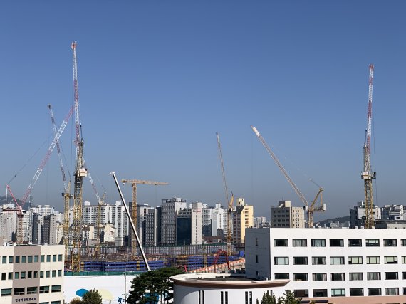 21일 서울 동대문구의 한 재개발 공사 현장에서 아파트가 지어지고 있다. ⓒ 뉴스1 김성식 기자