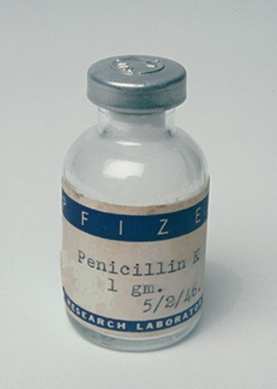 화이자에서 1944년 출시한 '페니실린' 주사 바이알.(=화이자 홈페이지 캡처.)