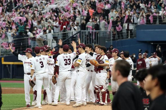 22일 서울 고척스카이돔에서 열린 프로야구 '2022 신한은행 SOL KBO 포스트시즌' 준플레이오프 5차전 KT 위즈와 키움 히어로즈 경기에서 4대 3으로 승리한 키움 선수들이 기뻐하고 있다. /사진=뉴스1