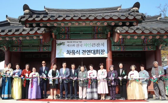 (사)한국차문화협회 관계자와 내외빈이 코로나19 여파로 3년 만에 개최되는 ‘제42회 차의 날 기념 제33회 전국 차인 큰잔치’ 개막을 알리는 테이프 커팅식을 하고 있다.