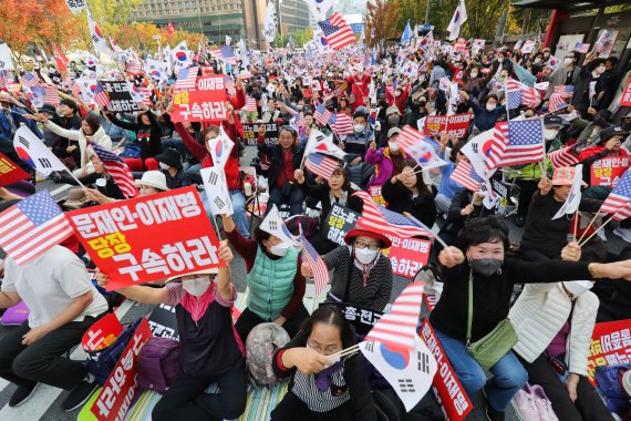 지난 22일 오후 서울 중구 세종대로에서 자유통일당 및 보수기독교 단체 주최로 자유통일 주사파 척결 국민대회가 열리고 있다. 사진=서동일 기자