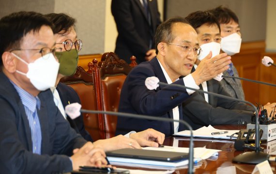 추경호 경제부총리 겸 기획재정부 장관이 23일 서울 중구 은행회관에서 열린 비상 거시경제금융회의를 마친 후 브리핑을 하고 있다. 왼쪽부터 최상목 대통령실 경제수석, 이창용 한국은행 총재, 추 부총리, 김주현 금융위원장, 이복현 금융감독원장 사진=서동일 기자