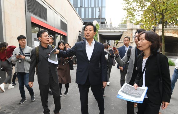 오세훈 서울시장(가운데)이 송현정 베르사이유건축학교 교수(오른쪽 첫번째)와 여장권 서울시 균형발전본부장(왼쪽 첫번째)의 안내로 철도차량기지 복합개발에 성공한 프랑스 파리 리브고슈 지역을 둘러보고 있다. /사진=서울시