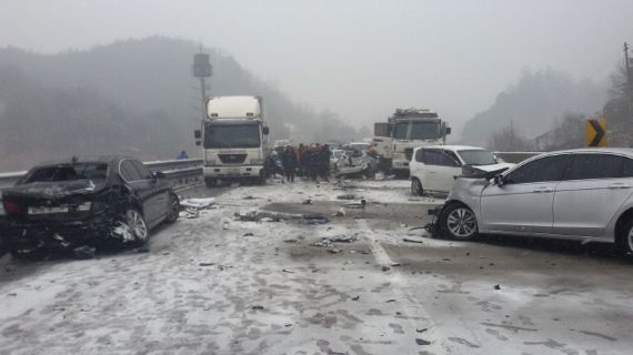 24일 강원경찰청 고속도로순찰대는 최근 기온이 크게 내려가면서 블랙아이스 등 도로결빙으로 인한 교통사고가 예상됨에 따라 한국도로공사 강원본부와 함께 상습 결빙지역 안전점검 등 예방활동을 강화에 나선다고 밝혔다. 사진=강원경찰청 제공