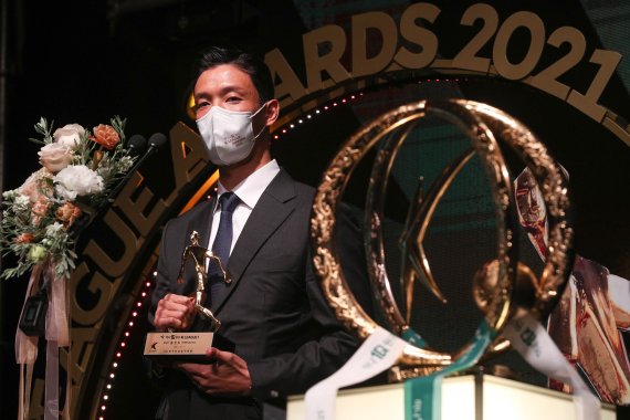 전북 홍정호가 7일 서울 서대문구 스위스그랜드호텔에서 열린 '하나원큐 K리그 2021 대상 시상식'에서 MVP를 수상하고 소감을 밝히고 있다. 2021.12.7/뉴스1 ⓒ News1 성동훈 기자