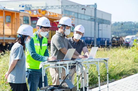 SK텔레콤, 한국철도기술연구원 직원들이 철도연이 개발한 열차 자율주행 핵심기술인 ‘5G 차상통신장치’에 5G 에지 클라우드와 5G 품질 최적화 기술을 적용해 저지연 통신 테스트를 진행하고 있다. SKT 제공