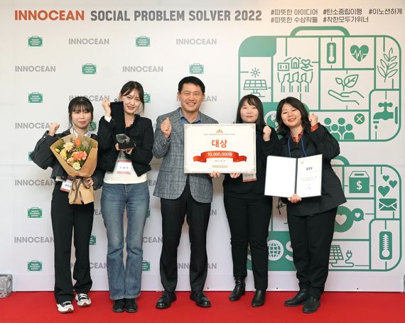 19일 이노션은 서울 강남구 이노션 본사에서 사회공헌활동인 ‘S.O.S(Social Problem Solver) 프로그램’에 관한 시상식을 개최해 대상에 대기전력 방지를 위한 아이디어를 선정했다. 사진은 이용우 이노션 대표이사(가운데)와 S.O.S 프로그램 대상 수상팀. 이노션 제공.