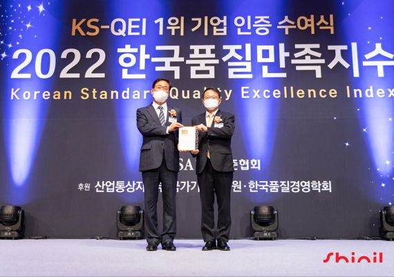 한국품질만족지수 인증 수여식에서 신일 오영석 부사장(왼쪽)이 한국표준협회 강명수 회장으로부터 상패를 수상하고 있다.