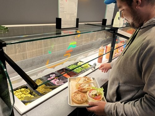 구글 '베이뷰 캠퍼스' 식당 (마운틴뷰[미 캘리포니아주]=연합뉴스) 김태종 특파원 = 미국 캘리포니아주 마운틴뷰에 위치한 구글의 새 사옥 '베이뷰 캠퍼스'(Bay view campus)에서 직원이 카페테리아에서 점심을 준비하는 모습. 2022. 10. 24. taejong75@yna.co.kr