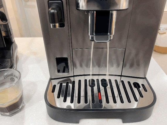 드롱기 마그니피카 에보 라떼 모델의 자동세척 기능이 작동하는 모습. ⓒ News1 이민주 기자